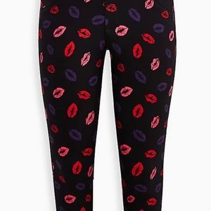 Torrid black slim fit Pixie pants leggings lip print sz L
